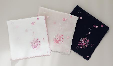 春の門出を祝う、繁栄の願いを結ぶ一枚。 祝いの象徴