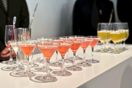 オフィスが「1日限定のバー」に!福利厚生・社内交流 オフィスが「1日限定のバー」に!福利厚生・社内交流