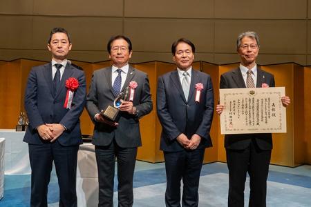 共同開発の「橋梁用広スパン低位置道路照明」が省エネ