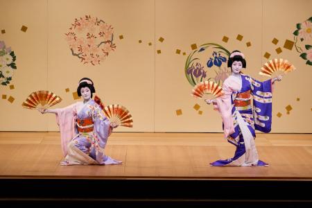 ホテルロビーで伝統芸能を間近に体験 「神楽坂芸者が