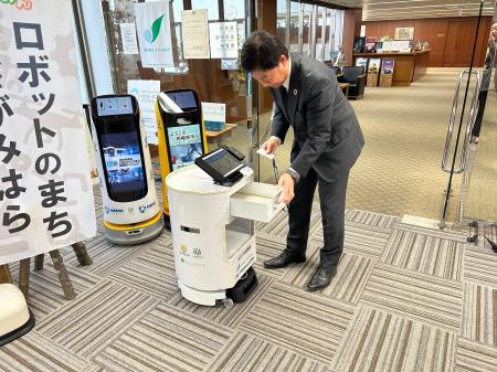 相模原市役所本庁舎で配送ロボットの走行実証を実施