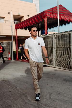 チェコ・ペレスとバルテリ・ボッタスがバーレーンでの チェコ・ペレスとバルテリ・ボッタスがバーレーンでの