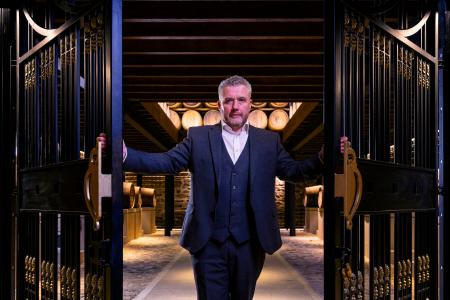 シーバス・ブラザーズ社が業界のアイコン、サンディ・