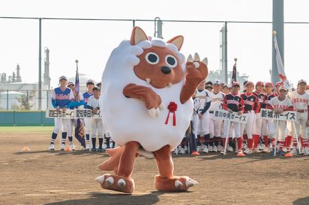今年もウルフィが始球式に登場！小学生の硬式野球「ウ