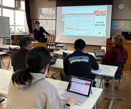 すららネット、大田区立糀谷中学校夜間学級にて外国ル すららネット、大田区立糀谷中学校夜間学級にて外国ル