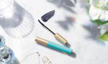 「ひとえ・奥ぶたえ用マスカラ」に新色が登場。重くな 「ひとえ・奥ぶたえ用マスカラ」に新色が登場。重くな