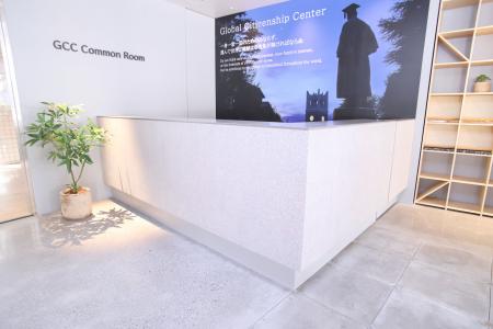 企業の廃棄プラスチックを大学内の什器に再生。行き場