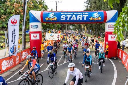 絶景のオアフ島を駆け抜ける、自転車で楽しむ人utf-8