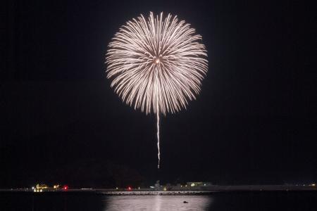 震災30年まで、咲かせ続ける 3.11鎮魂の花火「白菊」