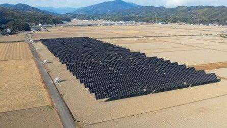 太陽光パネルの角度を自動制御する国内最大級の営農型