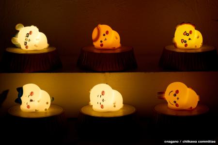 ちいかわのマスコット付きワイヤレス充電器が新しいキ