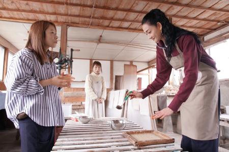 【BS日テレ】冨永愛が「最後の雁皮紙作り」に密着! 【BS日テレ】冨永愛が「最後の雁皮紙作り」に密着!