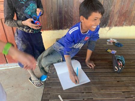 生徒が集めた文房具がカンボジア難民キャンプで“教材”