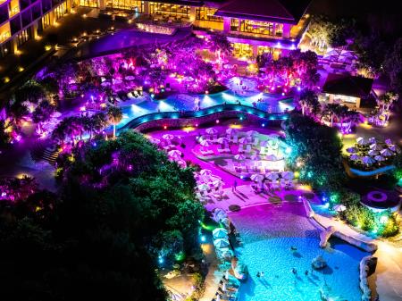 笑顔が弾ける、海と光に包まれる島の夜。瀬良垣ナイト