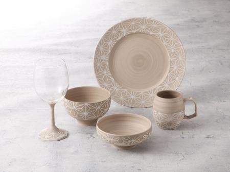 廃棄されていた陶土を使った新しい有田焼と紙の元であ