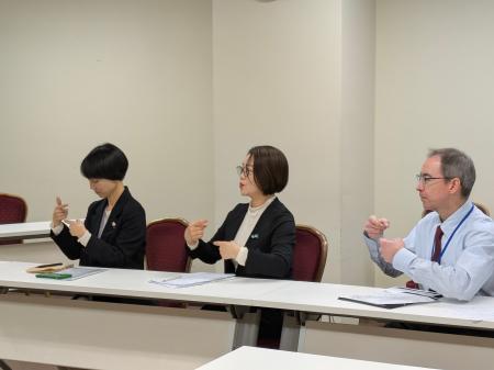 手話研修の一期生が誕生 接客現場での活用を推進 手話研修の一期生が誕生 接客現場での活用を推進