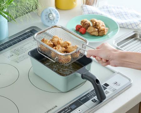 少ない油でサクッと手軽に揚げ物料理！「Toffy 角型揚