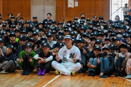 千葉ロッテマリーンズが市内全小学生にキャップをプレ