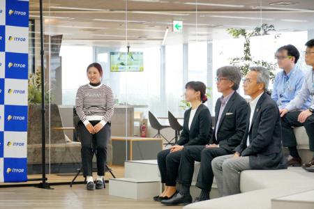 アイティフォー、2年連続で女子プロゴルファー小俣柚