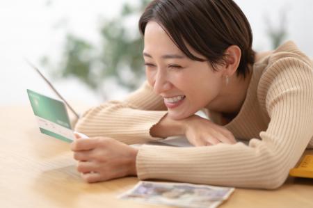 “なんとなく節約”層より“戦略的贅沢”層の生活満足度は