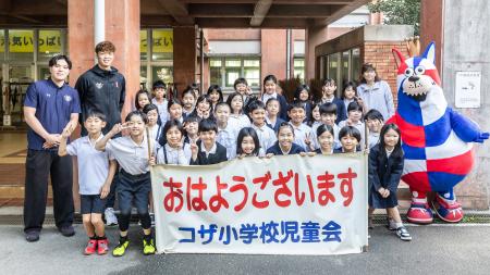 #17 崎濱選手、#18 脇選手がゴーディーと一緒に朝の #17 崎濱選手、#18 脇選手がゴーディーと一緒に朝の