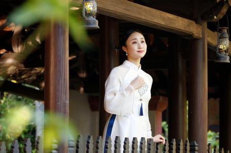 アニオー姫役の音くり寿が歩く　物語の舞台、世界遺産