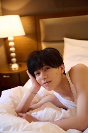 濱屋拓斗、初のカレンダーを発売！オール韓国ロケで恋