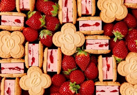 【春限定】完売必至の極厚バターサンドが、今だけ苺づ 【春限定】完売必至の極厚バターサンドが、今だけ苺づ