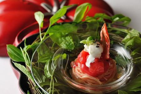 【リゾナーレ那須】夏より甘い「春のトマト」が主役。 【リゾナーレ那須】夏より甘い「春のトマト」が主役。