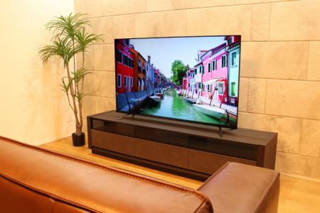 色鮮やか、黒が際立つ、55型大画面Mini LEDテレビが税 色鮮やか、黒が際立つ、55型大画面Mini LEDテレビが税