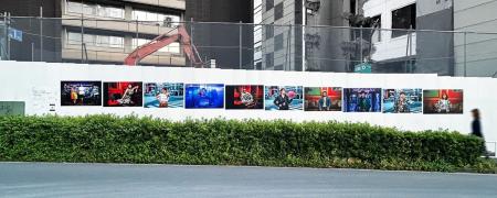 写真家 ヨシダナギ氏が工事現場の仮囲いに“渋谷の人”