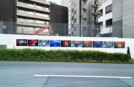 写真家 ヨシダナギ氏が工事現場の仮囲いに“渋谷utf-8