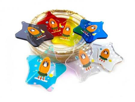 アクリルキーホルダーの素材の違いを徹底解説！透明感