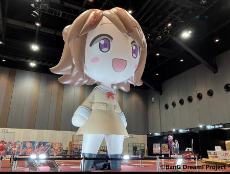 「バンドリ！10周年特別エリア」に高さ約5mの巨大香澄