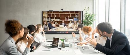 会議準備の“タイムロス”をゼロへ。ワイヤレスWeb会議 会議準備の“タイムロス”をゼロへ。ワイヤレスWeb会議