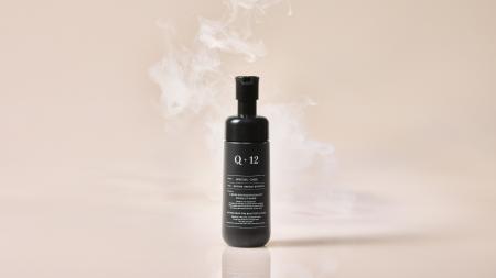 【新発売】“黒い濃密泡”が髪の内部まで補修。Q+（クオ
