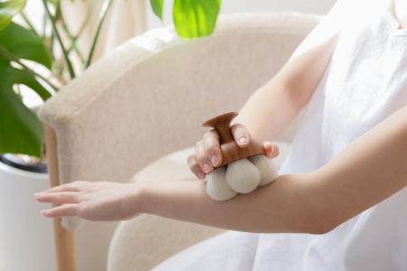 手のひらに宿す、肌と心の調和。自然の恵みに、やさし 手のひらに宿す、肌と心の調和。自然の恵みに、やさし