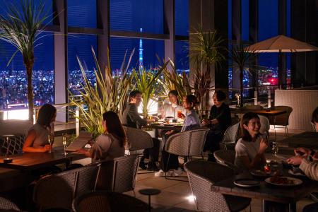 開放的なテラス席で夜景と美食に酔いしれる　「ビアテ