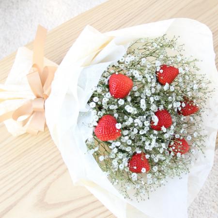 完熟いちご×かすみ草のオンリーワンギフト。生産者の 完熟いちご×かすみ草のオンリーワンギフト。生産者の