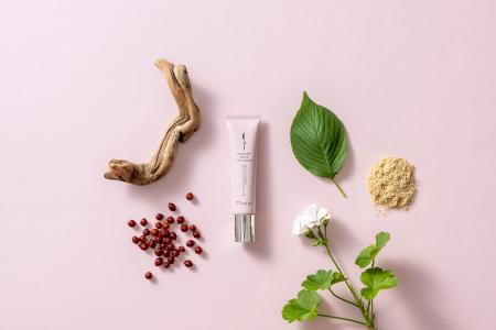 輝くような目もとへ導くアイクリーム誕生。糖化に着目