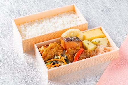 【象印銀白弁当】行楽シーズンにピッタリな旬の食材や