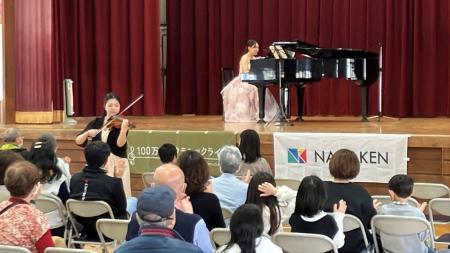 クラシックをもっと身近に 建設会社が小学校体育館で