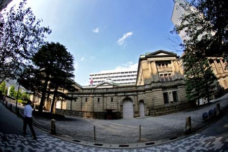 金利引き上げのジレンマ。日銀が「慎重姿勢」を貫...