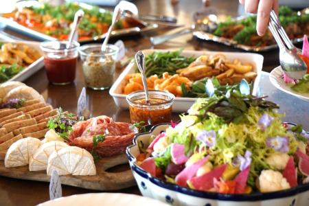 おいしいランチとワインが出会いをつなぐ。サンクゼー