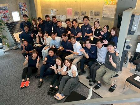 「オヤカク」時代の入社式トラーチ、体育会人材を主軸 「オヤカク」時代の入社式トラーチ、体育会人材を主軸