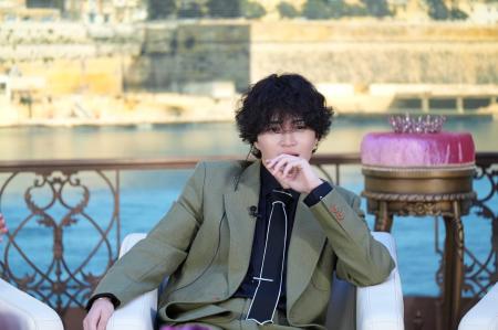 ワイン風呂で止まらないキス…伝説のレースクイーンがR