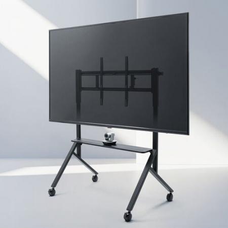 86インチまで対応、手動昇降で最適な高さに調整できる