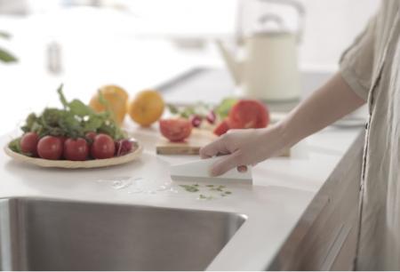 キッチンの汚れをサッと拭える専用スキージーが新発売