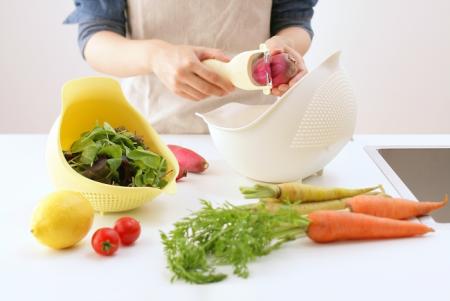 傾けるだけ！ 手放しでラクラク水切り。ザルとボウル