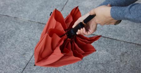 閉じるだけで一気にたためる傘に撥水力をプラス「Shup